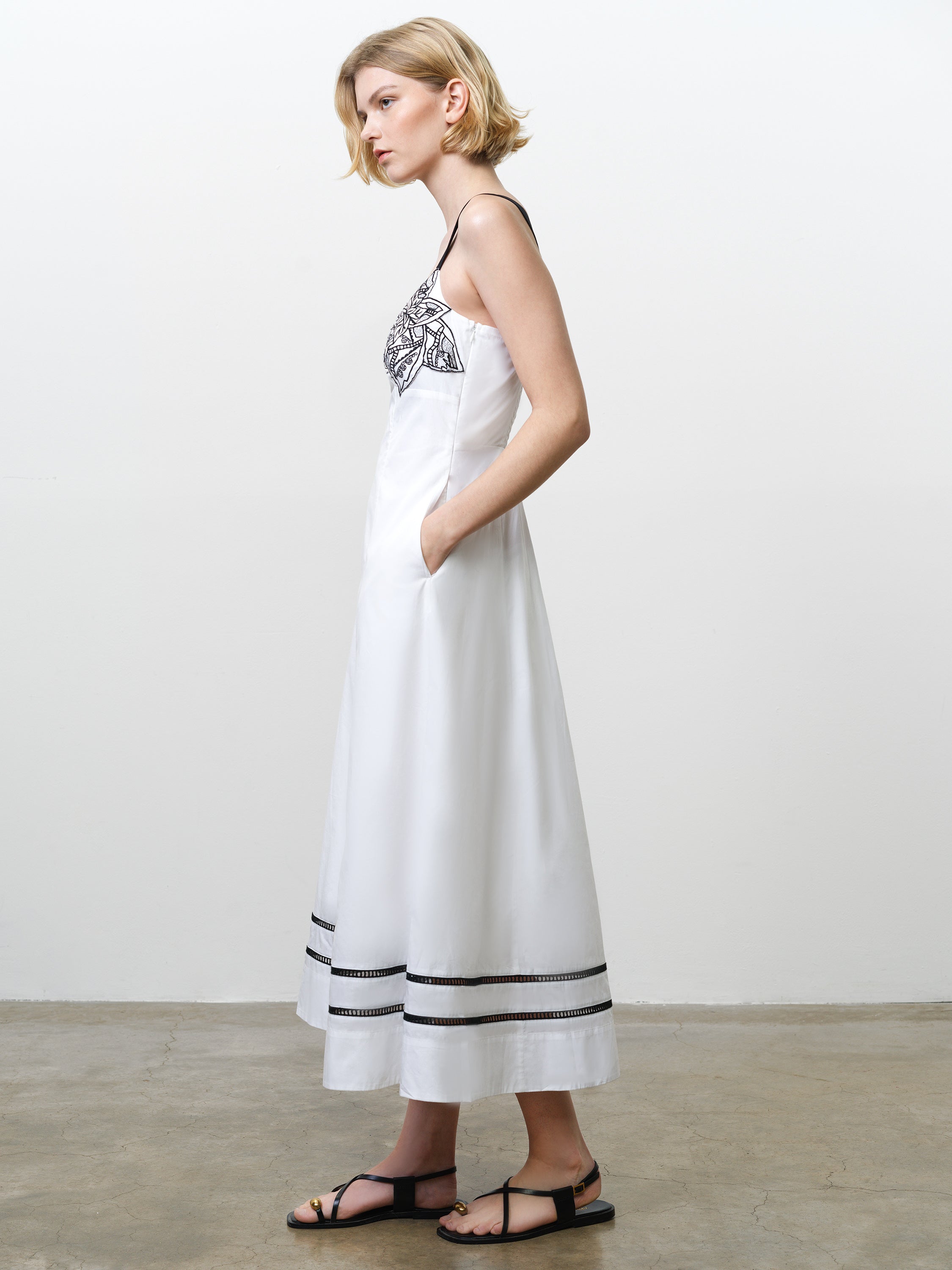white dress with black embroidery Black And White Wedding Dress A-Line Long Tulle Gothic Bridal Gowns Appliques