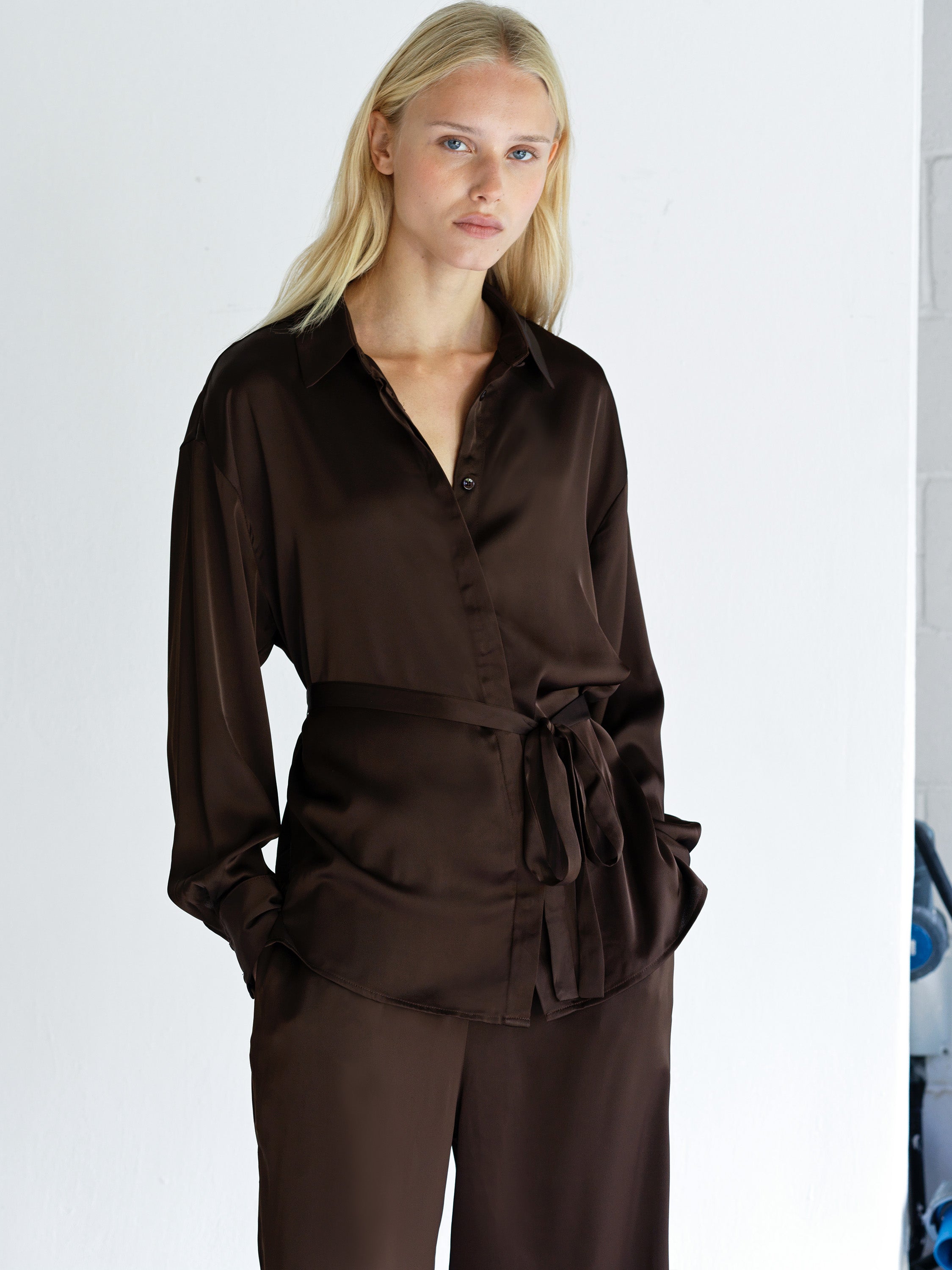 Bernadetta Satin Tie Belt Shirt Bitter Chocolate | French