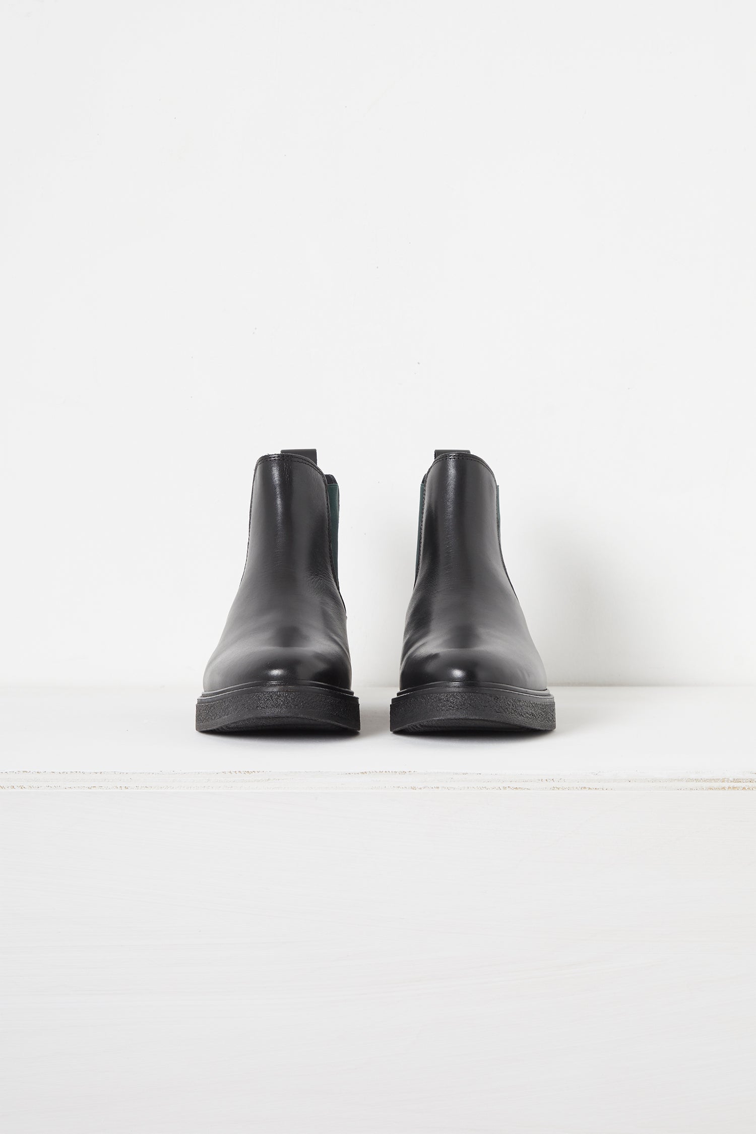 nora crepe sole chelsea boots black/bayou green
